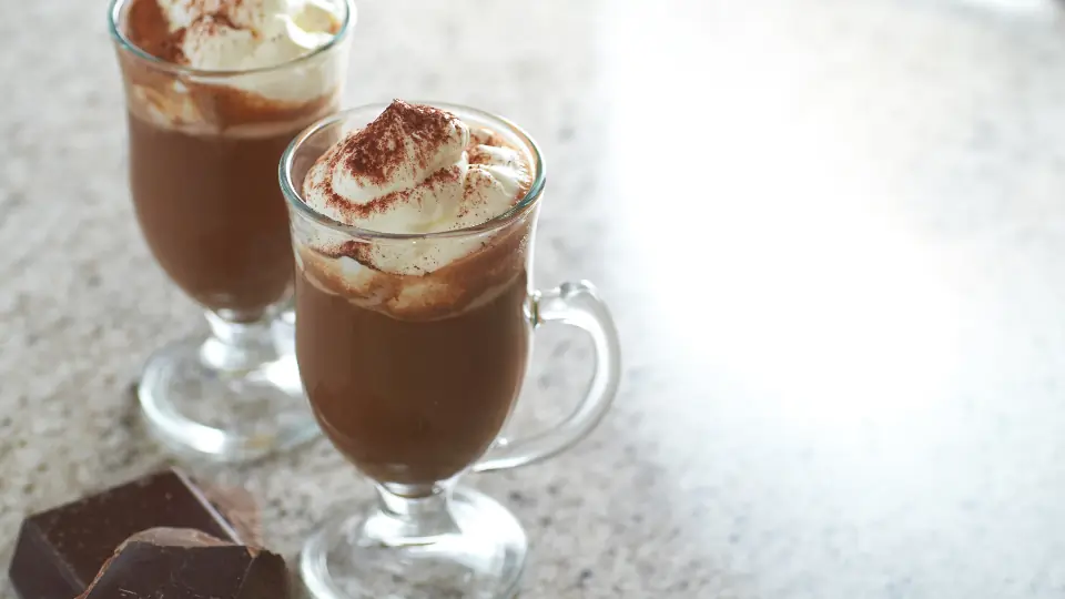 Een dampende tas warme chocolade voor koude decemberdagen