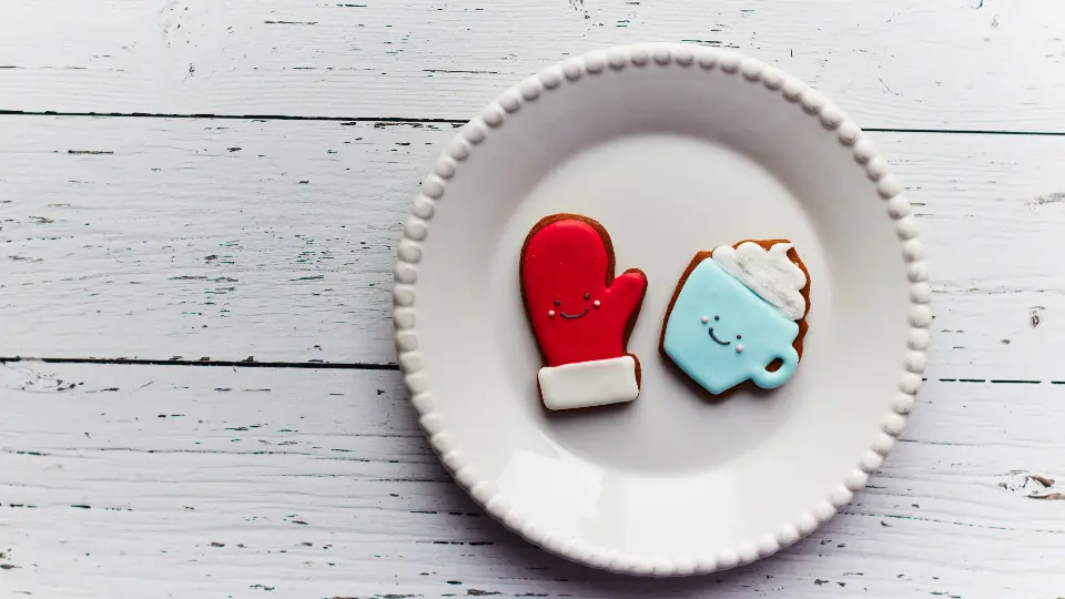 Feestelijke koekjes op een tafel die klaar is voor de kerstdagen