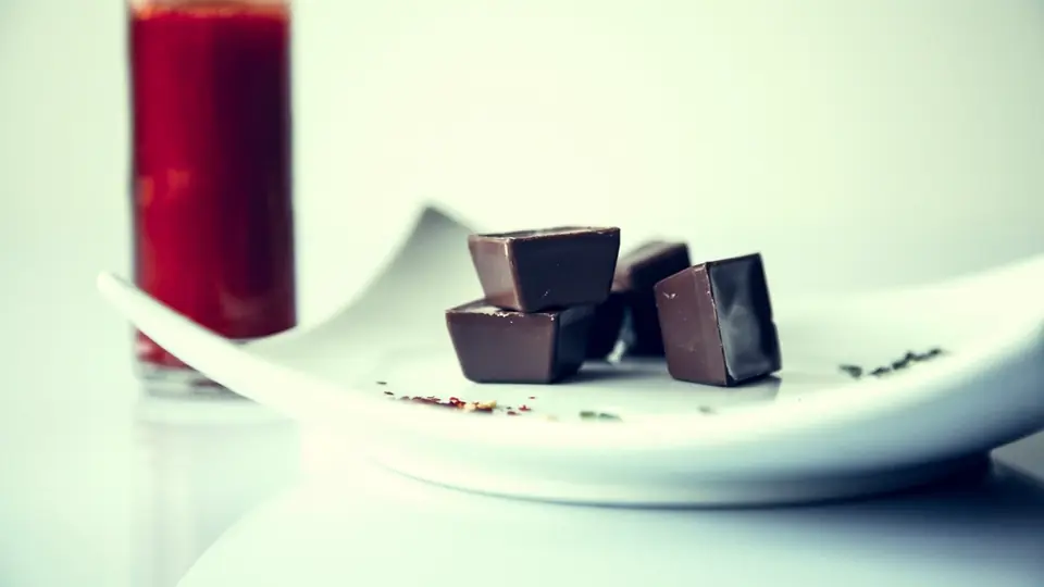 Donkere truffels met een snuifje chili erop