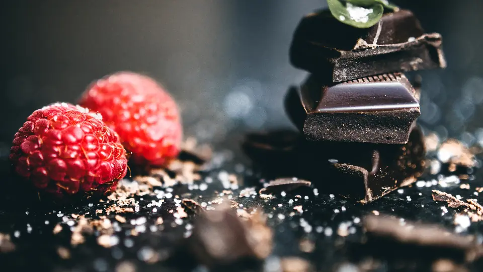 Stukjes donkere chocolade, ruw gebroken