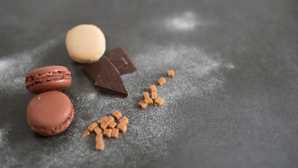 Macarons met chocolade naast elkaar