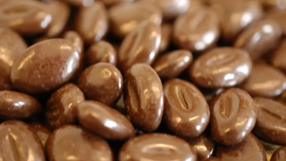 Kleine ronde chocoladeschijfjes door elkaar