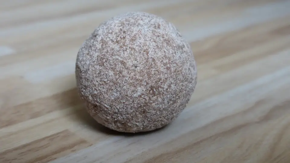 Een praline met roomvulling, in twee gesneden