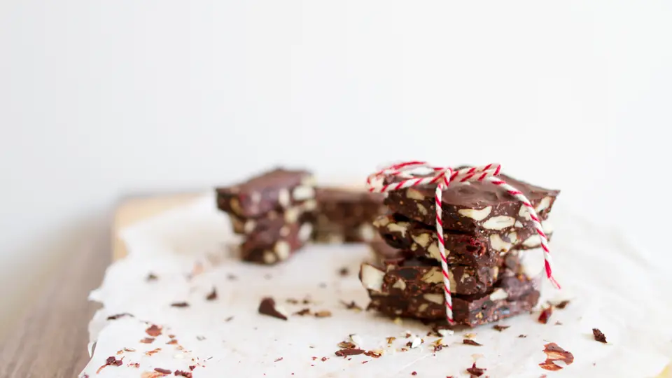 Zelf gemaakte chocolaatjes in kleine vormpjes voor de feestdagen