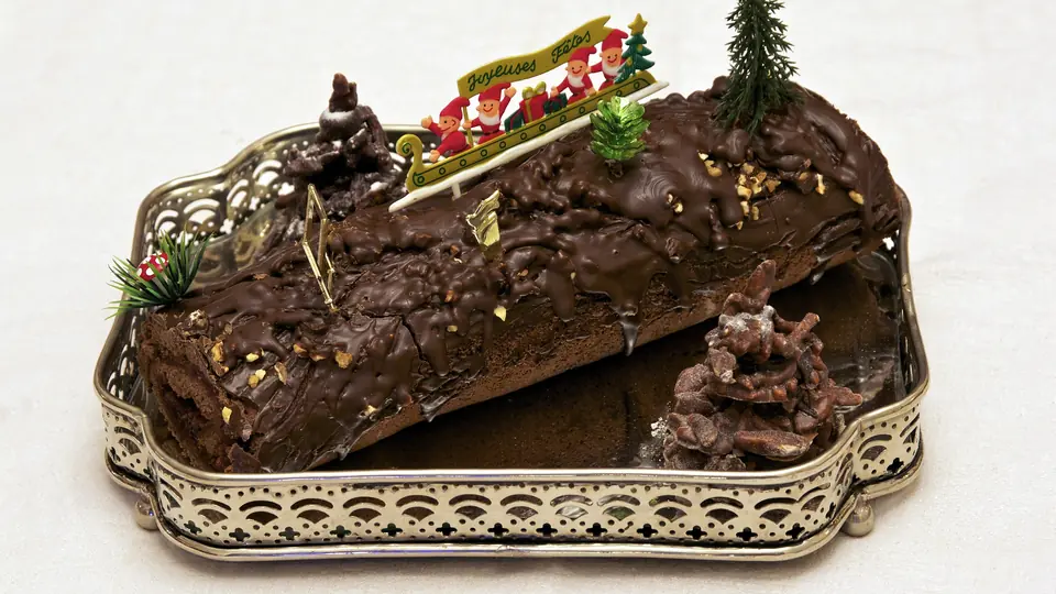 Een huisgemaakte kerststronk met chocolade en framboos